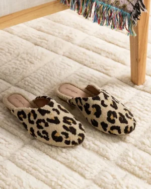 Slippers<Printfresh Lounging Leopard - Tufted Slippers - Sand